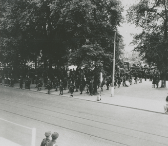 875707 Afbeelding van de Schotse doedelzakband die opgesteld staat naast het secretariaatsgebouw van de Jaarbeurs op ...